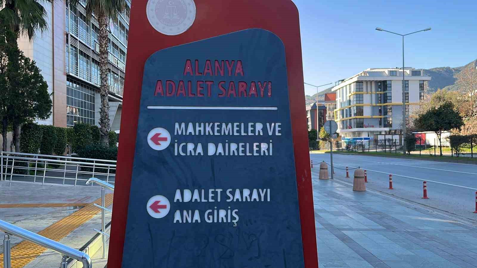 Alanya’da görevli polislerin üzerine motosiklet sürdüler, kayıta aldıkları görüntüleri sosyal medyada paylaştılar

