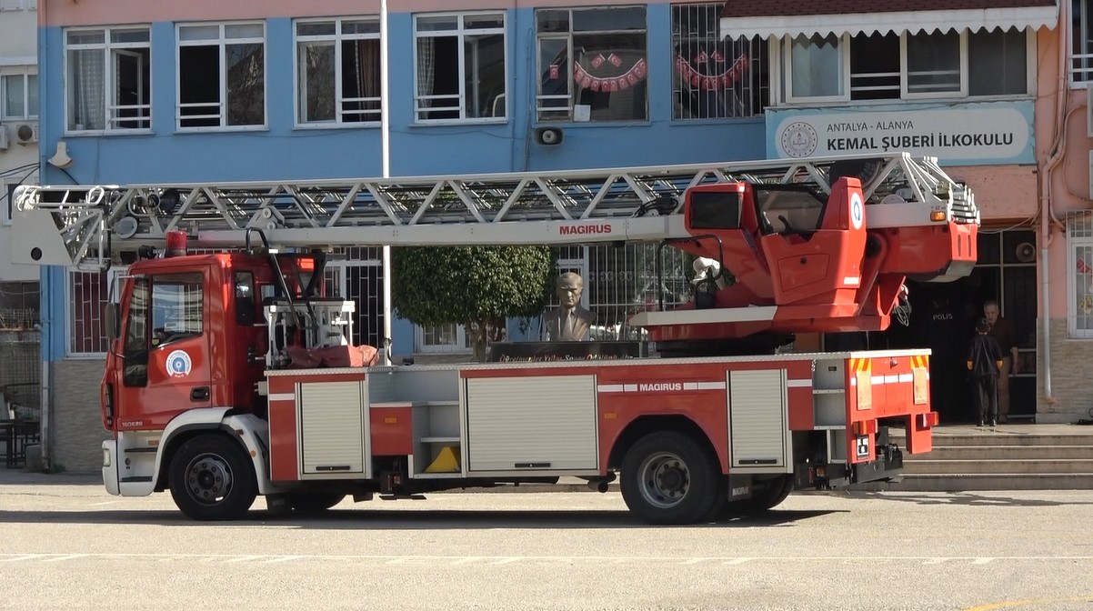Alanya’da ilkokul sınıfının klima ünitesinde çıkan yangın korkuttu
