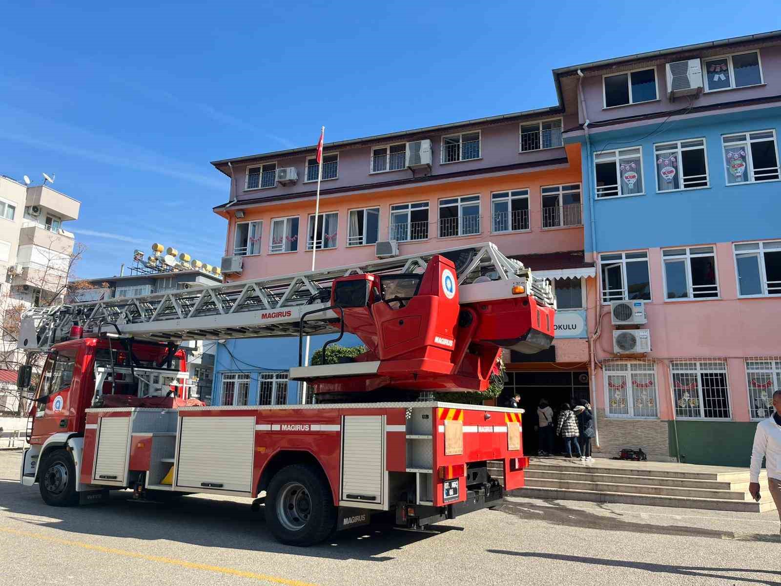 Alanya’da ilkokul sınıfının klima ünitesinde çıkan yangın korkuttu

