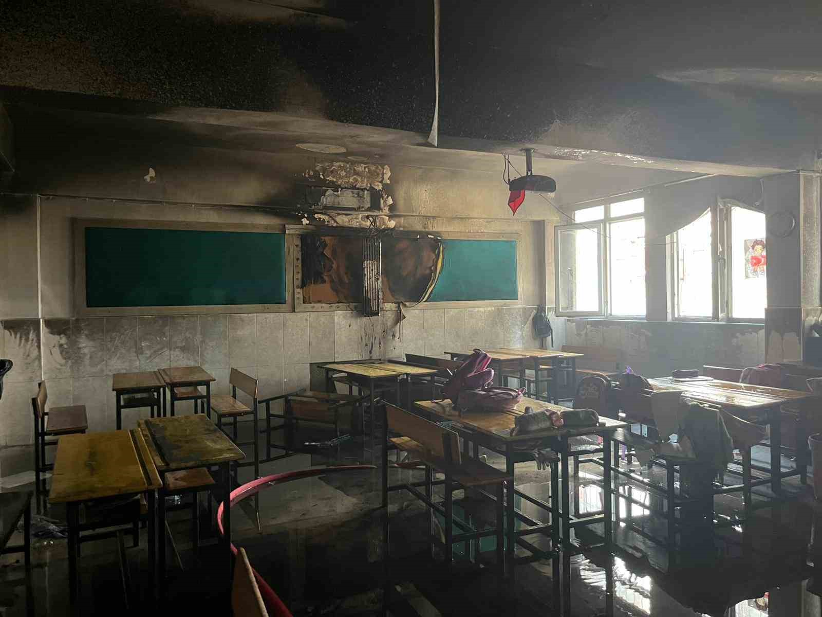 Alanya’da ilkokul sınıfının klima ünitesinde çıkan yangın korkuttu
