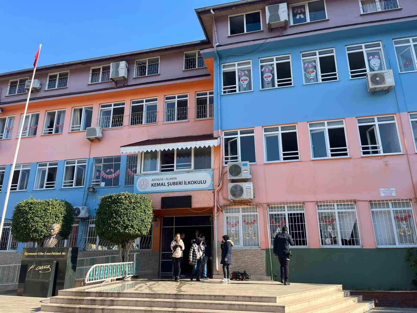 Alanya’da ilkokul sınıfının klima ünitesinde çıkan yangın korkuttu
