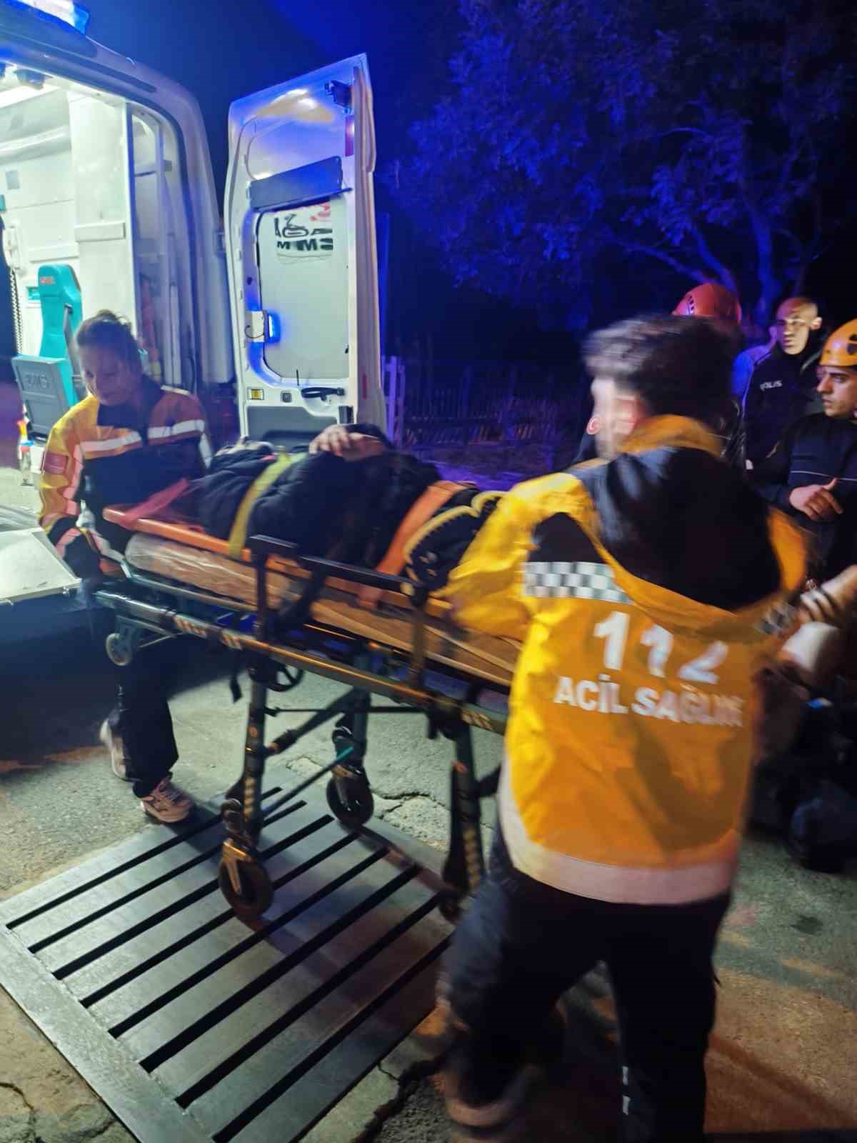 Alanya’da kayalıklardan düşen şahsı, itfaiye ve AFAD ekibi kurtardı
