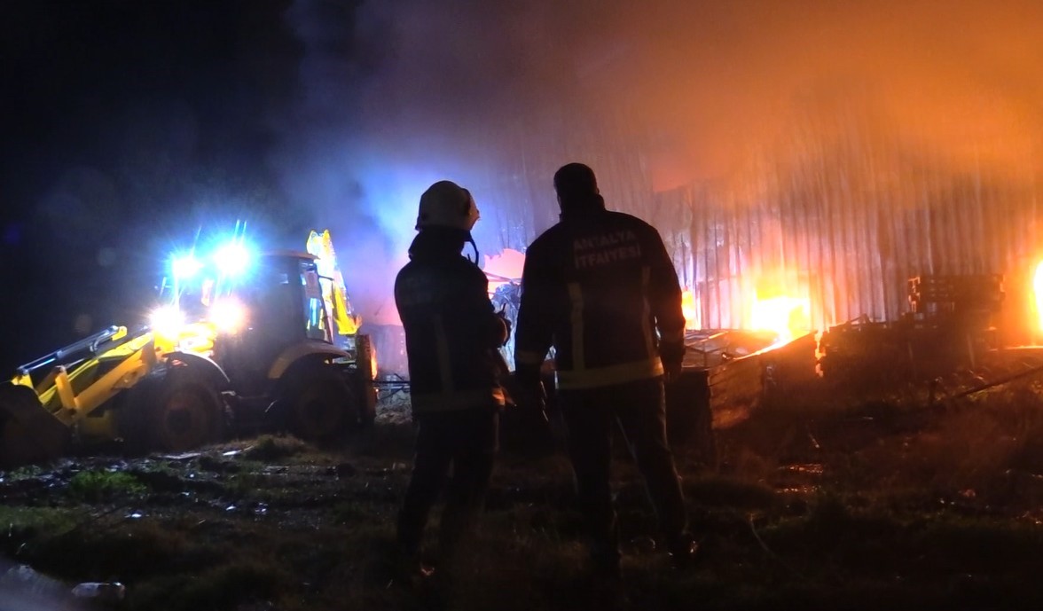 Alanya’da klima deposu alevlere teslim oldu
