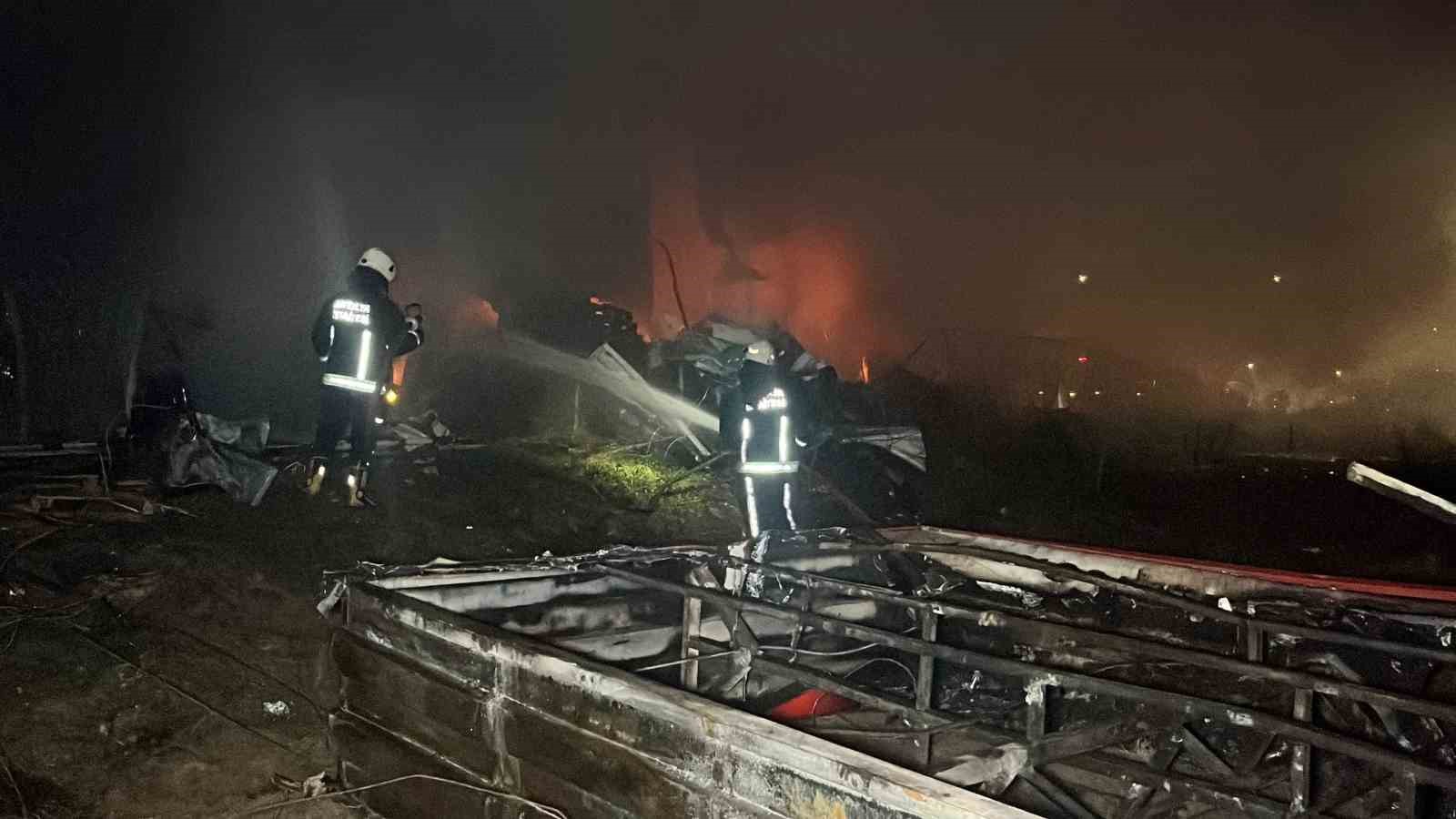 Alanya’da klima deposu alevlere teslim oldu
