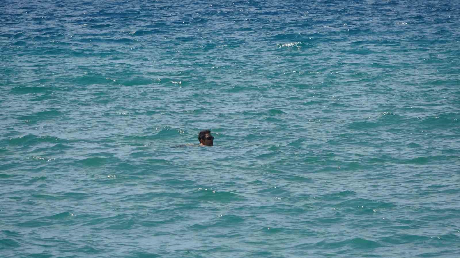 Alanya’da mart ayı ortasında yaz görüntüleri: Hava sıcaklığı 20 dereceye çıkınca deniz ve güneşin tadını çıkardılar
