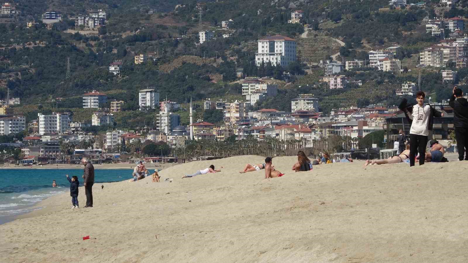 Alanya’da mart ayı ortasında yaz görüntüleri: Hava sıcaklığı 20 dereceye çıkınca deniz ve güneşin tadını çıkardılar
