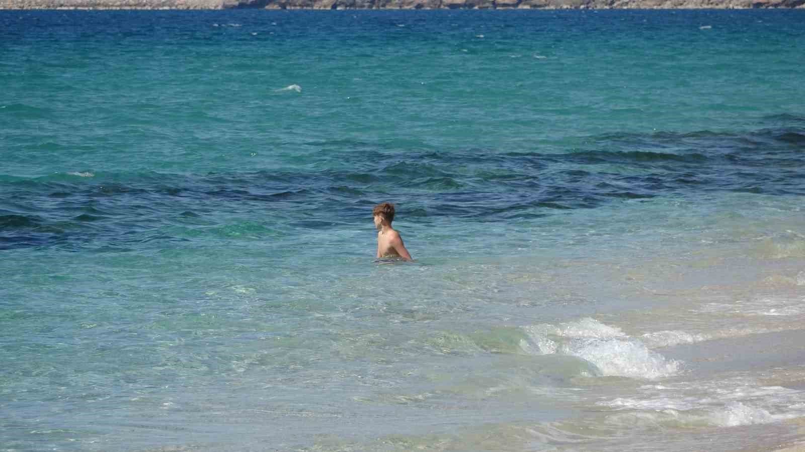 Alanya’da mart ayı ortasında yaz görüntüleri: Hava sıcaklığı 20 dereceye çıkınca deniz ve güneşin tadını çıkardılar
