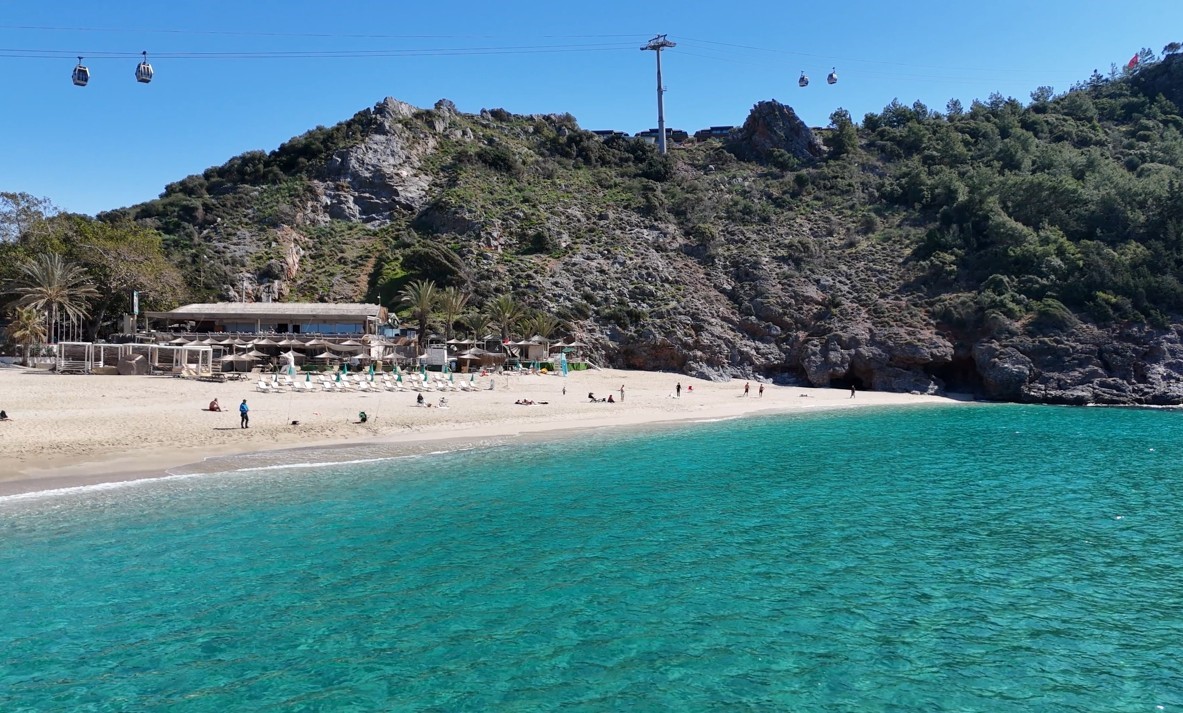 Alanya’da mart güneşi: Hava sıcaklığı 18’e çıktı, sahiller harekenlendi
