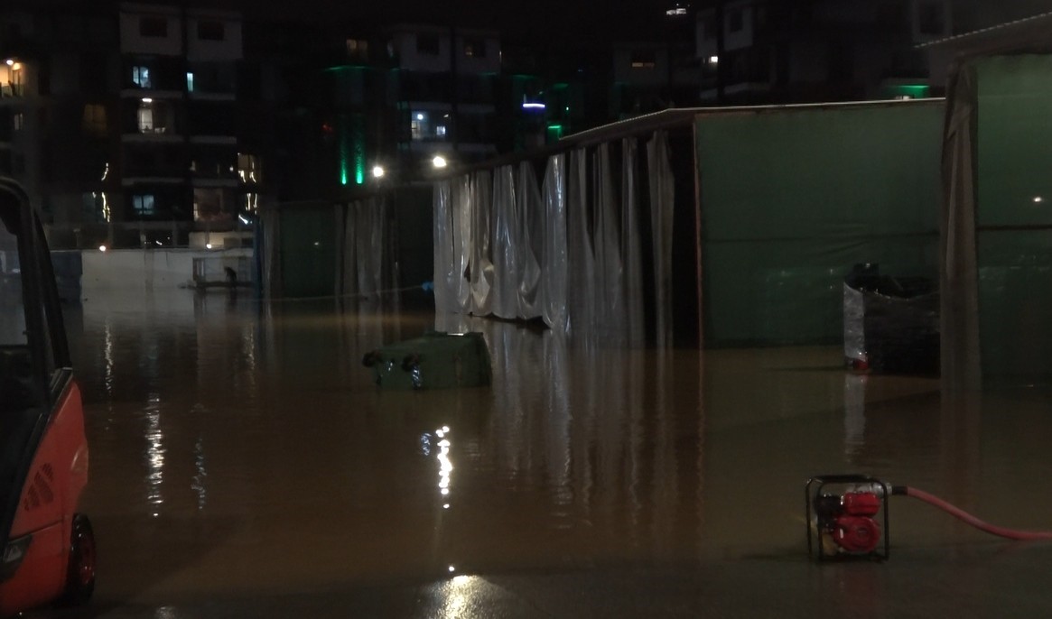 Alanya’da Oba çayı taştı, caddeler sular altında kaldı
