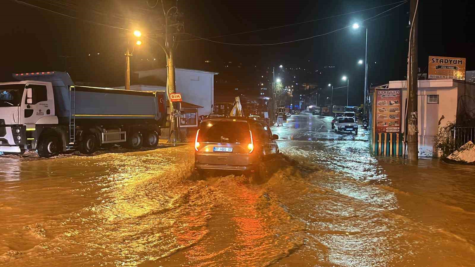 Alanya’da Oba çayı taştı, caddeler sular altında kaldı
