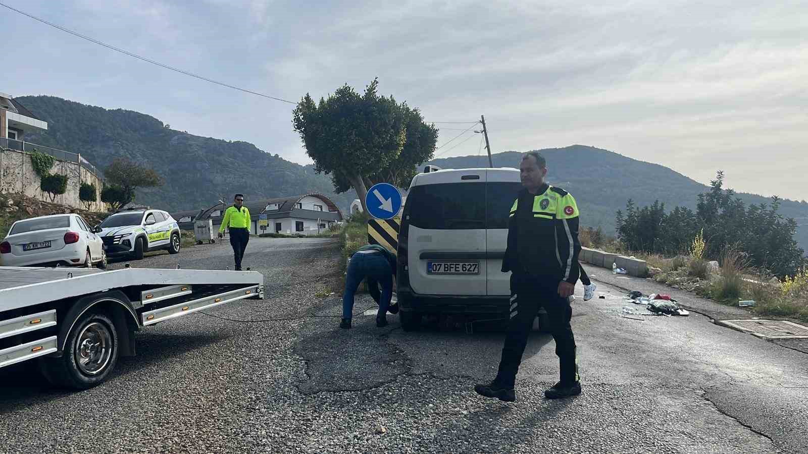 Alanya’da refüje çarpan hafif ticari araç devrildi: 1 yaralı
