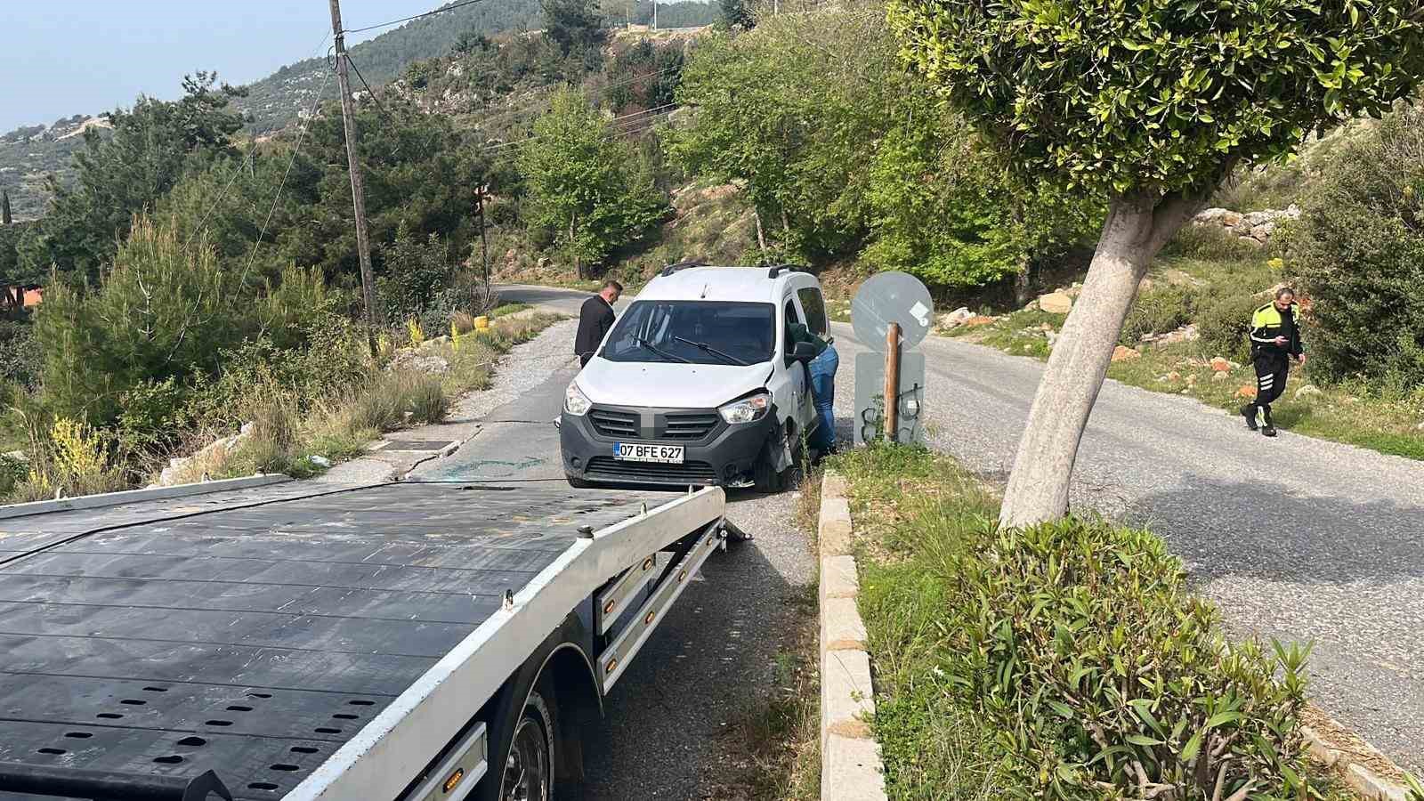 Alanya’da refüje çarpan hafif ticari araç devrildi: 1 yaralı
