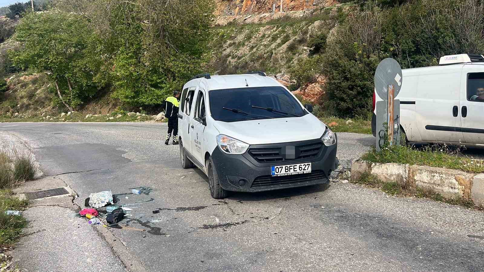 Alanya’da refüje çarpan hafif ticari araç devrildi: 1 yaralı
