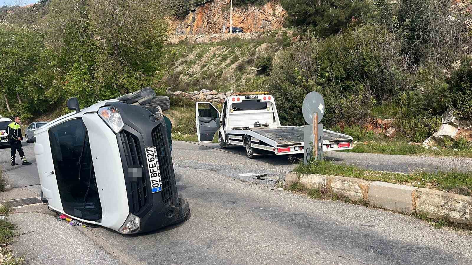 Alanya’da refüje çarpan hafif ticari araç devrildi: 1 yaralı
