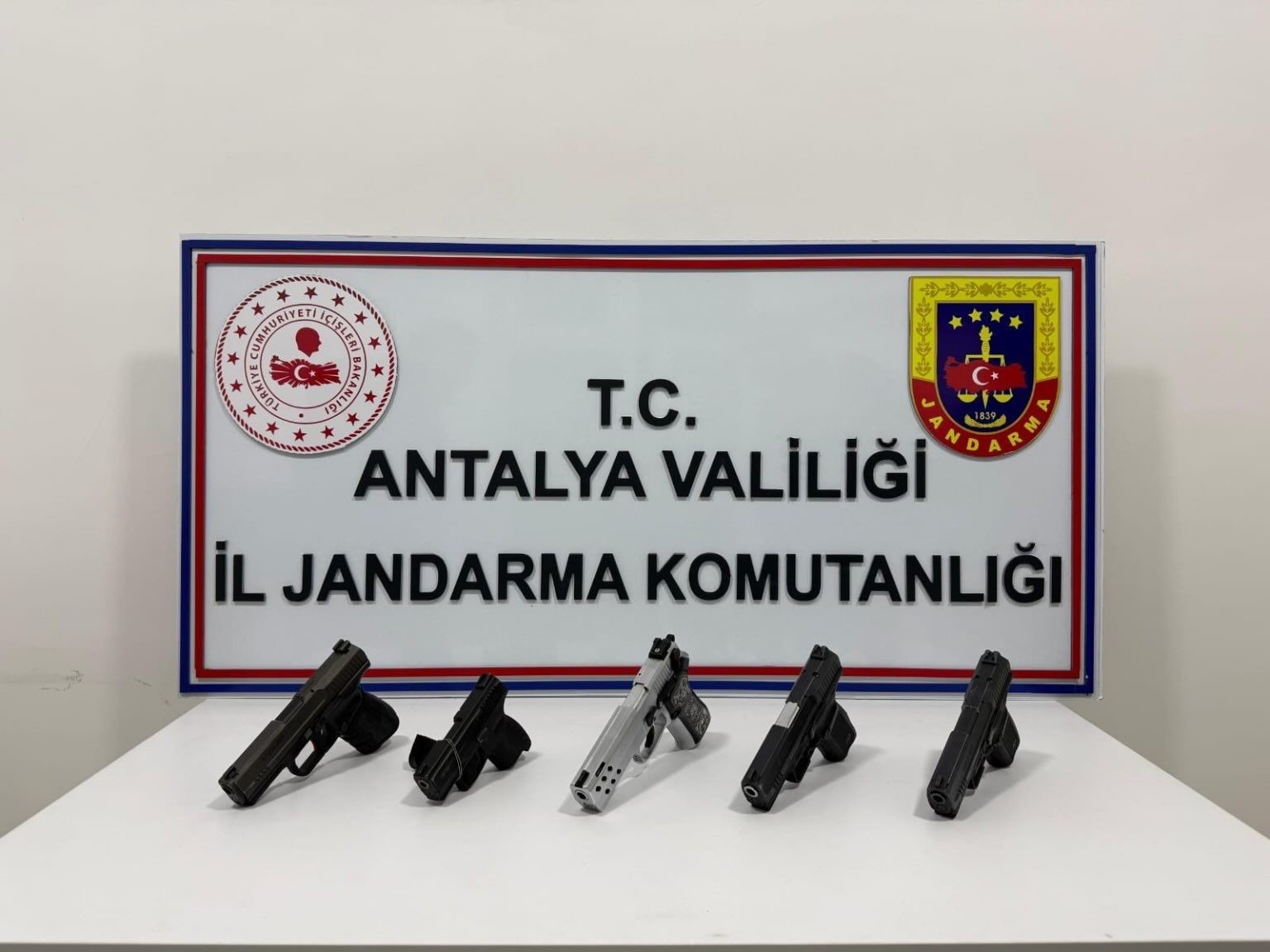 Alanya’da ruhsatsız silah operasyonu
