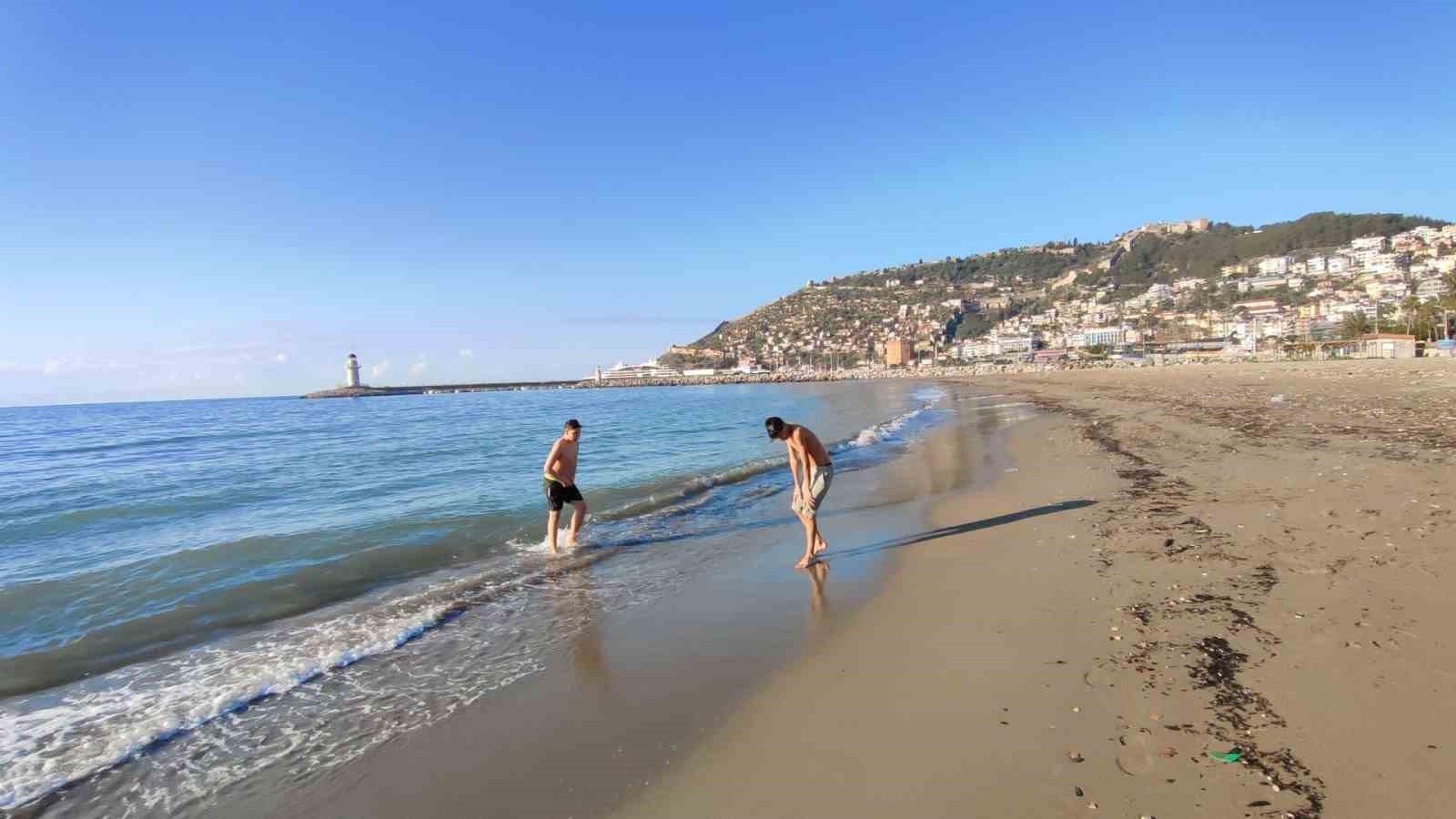 Alanya’da sabahın serinliğinde deniz keyfi
