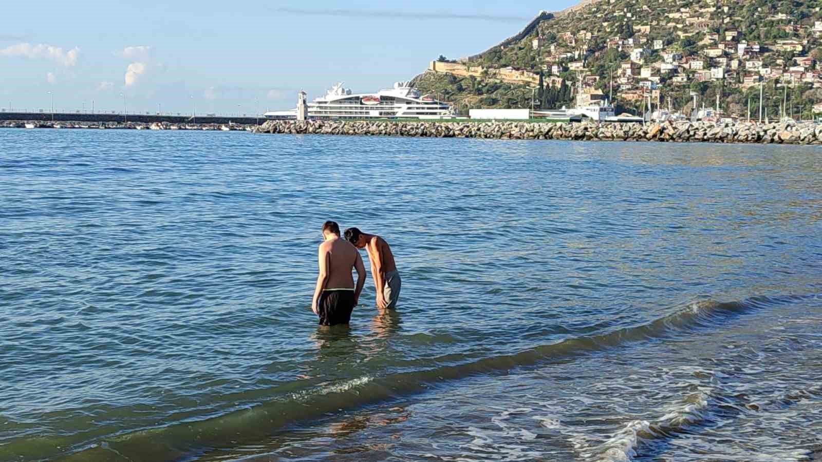 Alanya’da sabahın serinliğinde deniz keyfi
