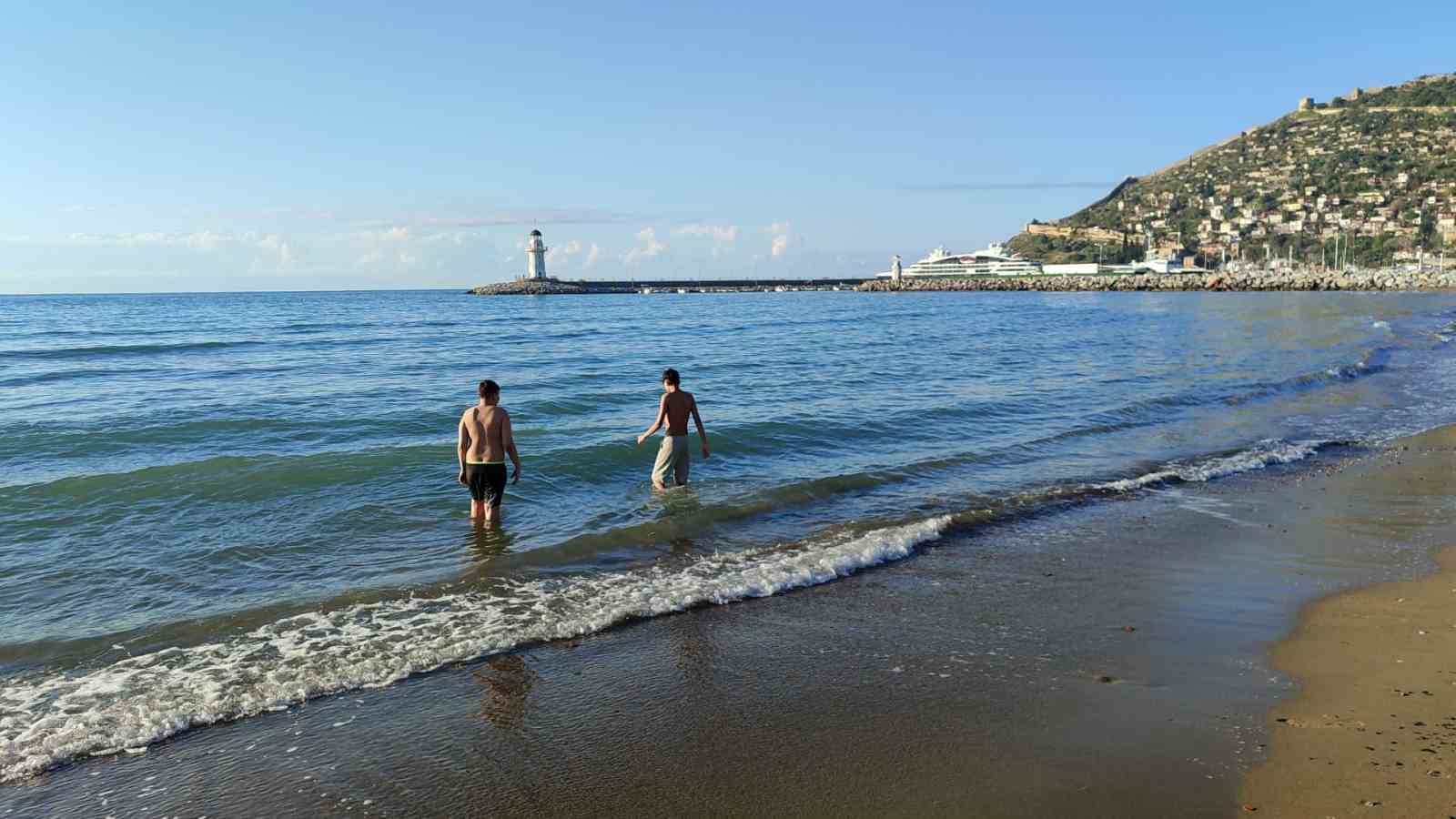 Alanya’da sabahın serinliğinde deniz keyfi
