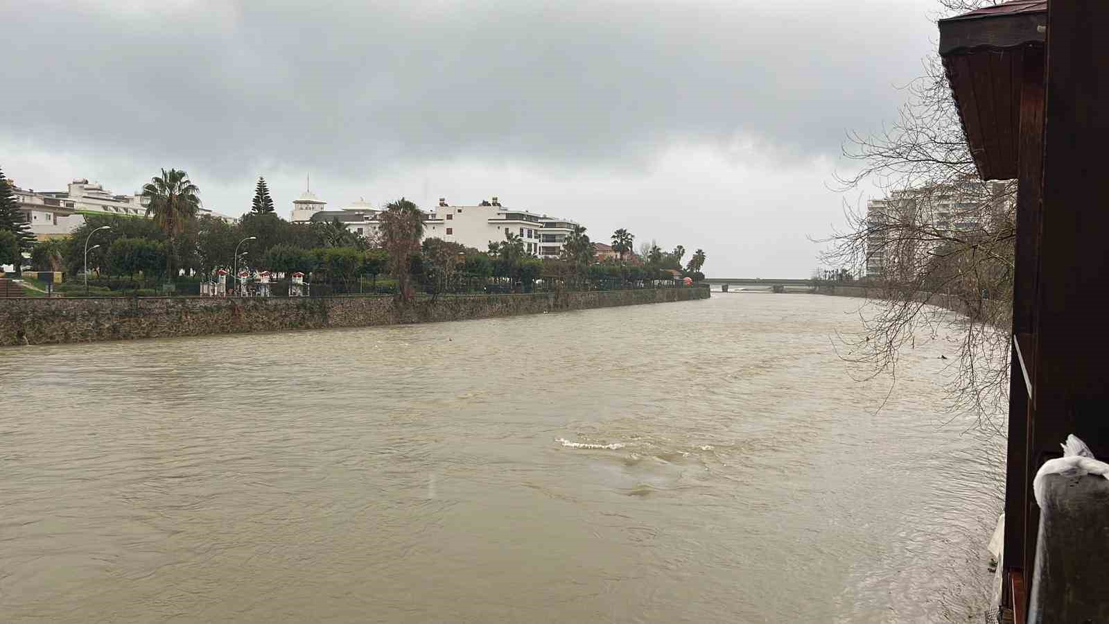 Alanya’da sağanak etkili oldu, sürücüler zor anlar yaşadı

