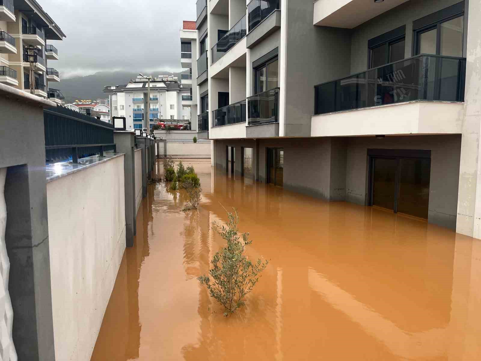 Alanya’da sağanak sebebiyle Oba Çayı taştı, binaların bahçelerini su bastı
