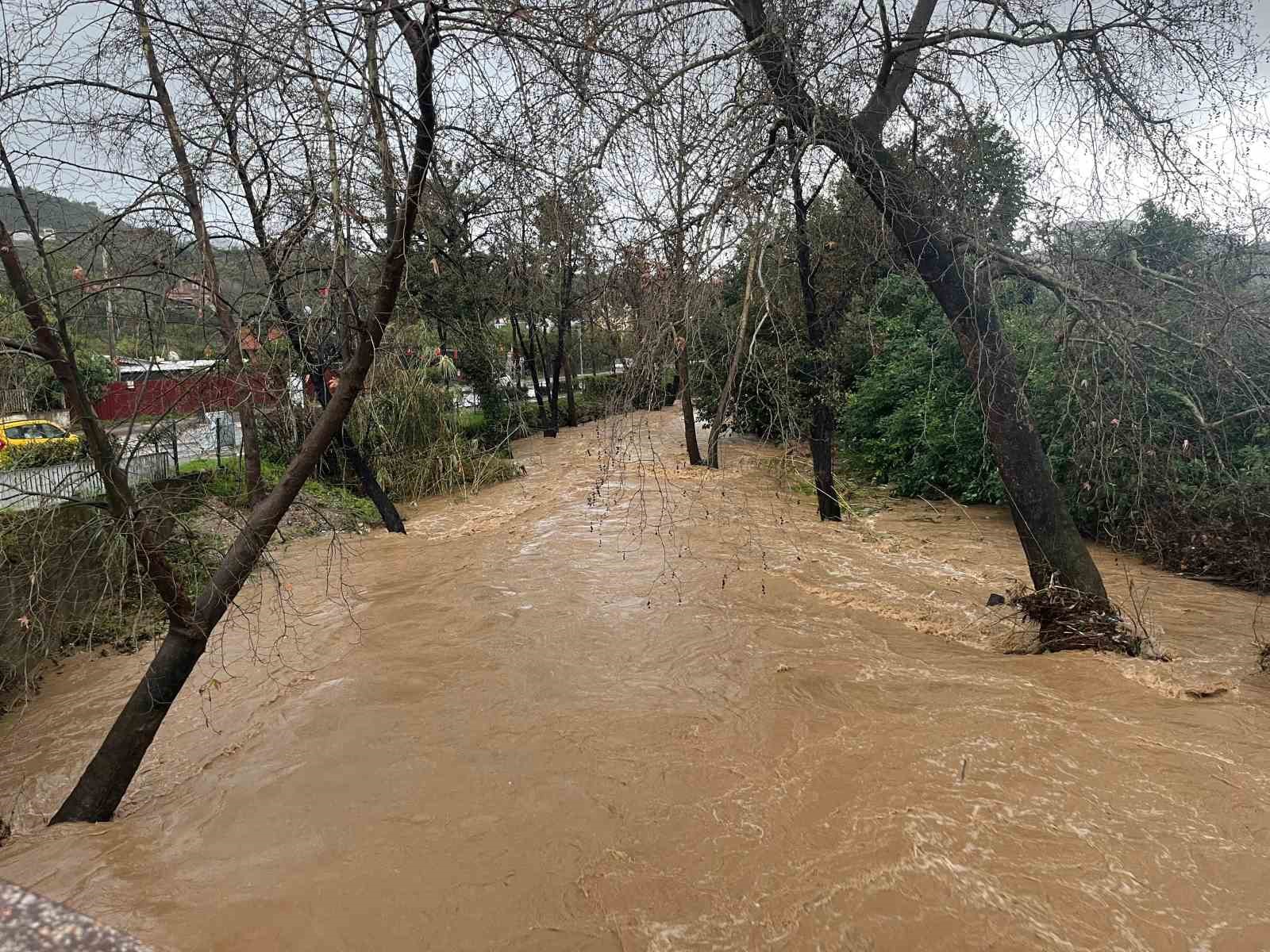 Alanya’da sağanak sebebiyle Oba Çayı taştı, binaların bahçelerini su bastı
