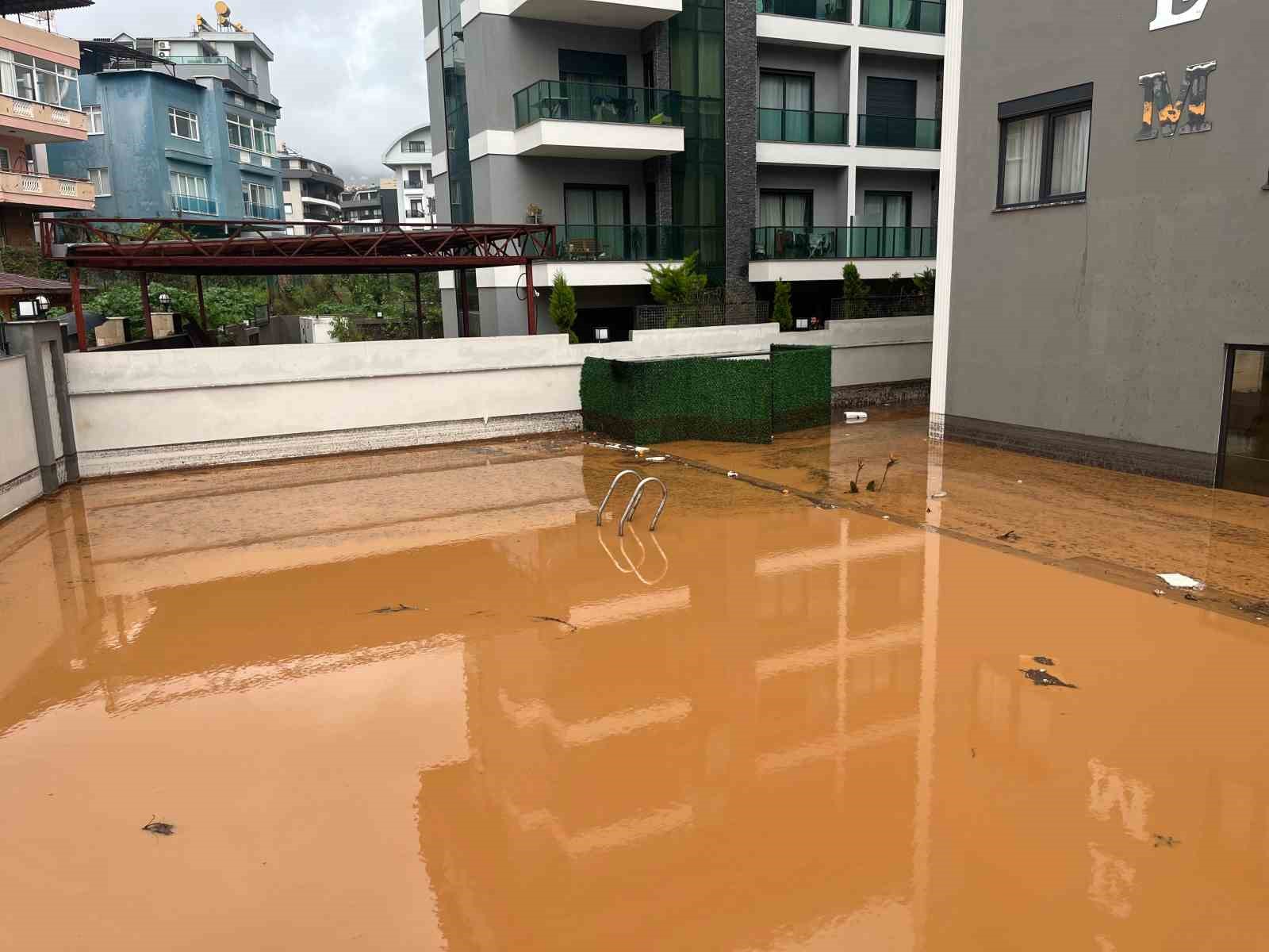 Alanya’da sağanak sebebiyle Oba Çayı taştı, binaların bahçelerini su bastı
