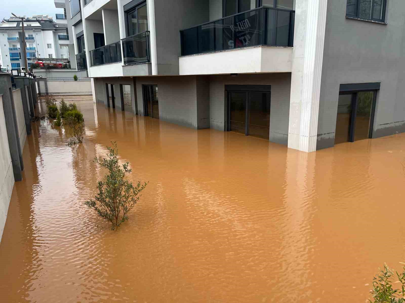 Alanya’da sağanak sebebiyle Oba Çayı taştı, binaların bahçelerini su bastı
