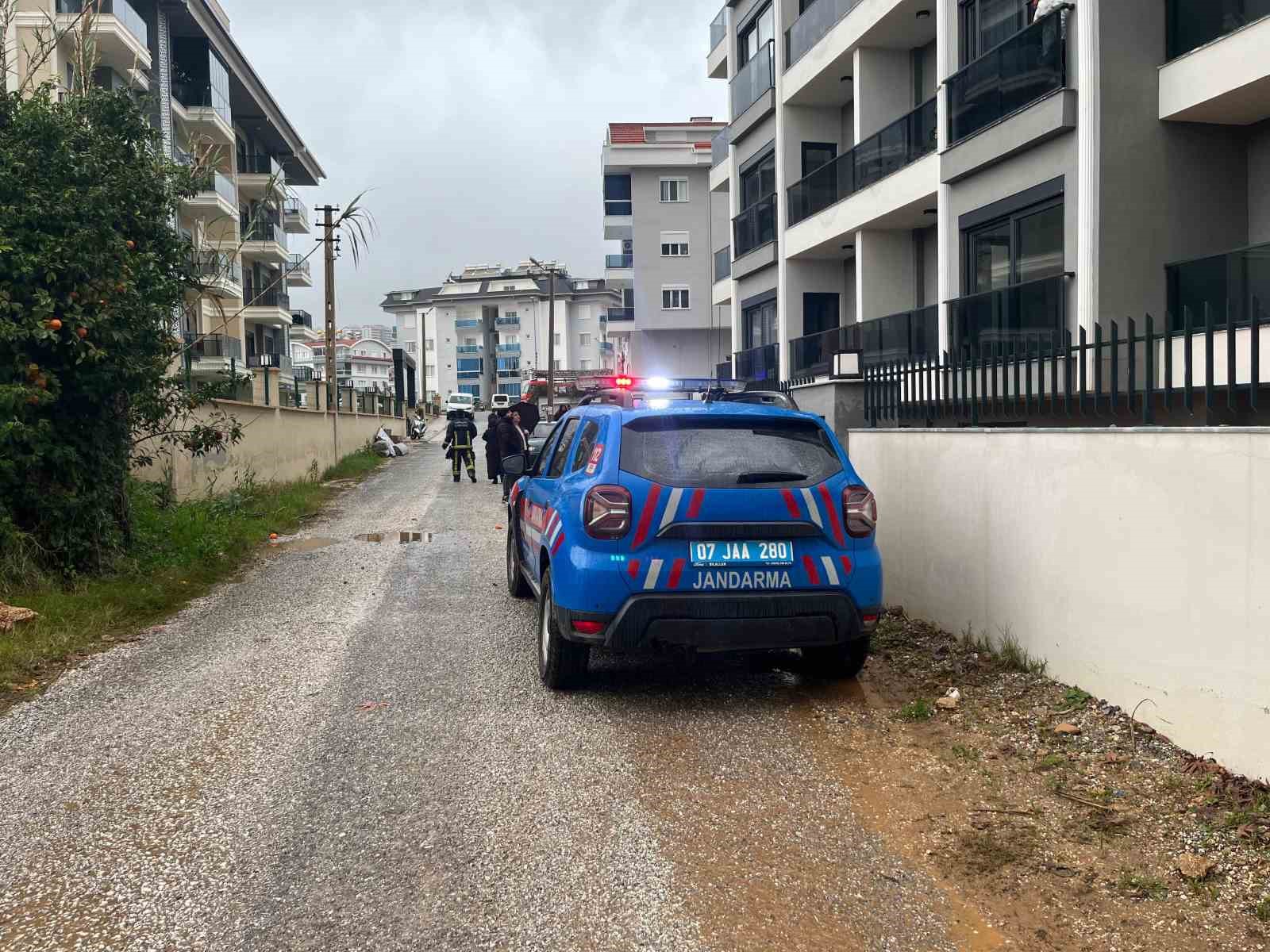 Alanya’da sağanak sebebiyle Oba Çayı taştı, binaların bahçelerini su bastı
