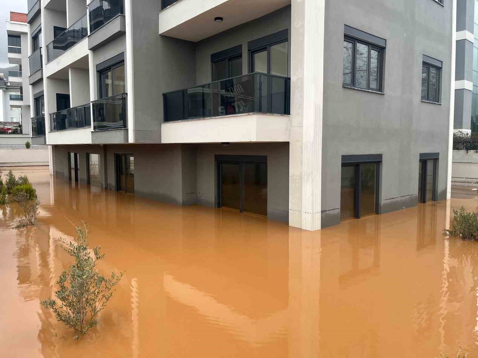 Alanya’da sağanak sebebiyle Oba Çayı taştı, binaların bahçelerini su bastı

