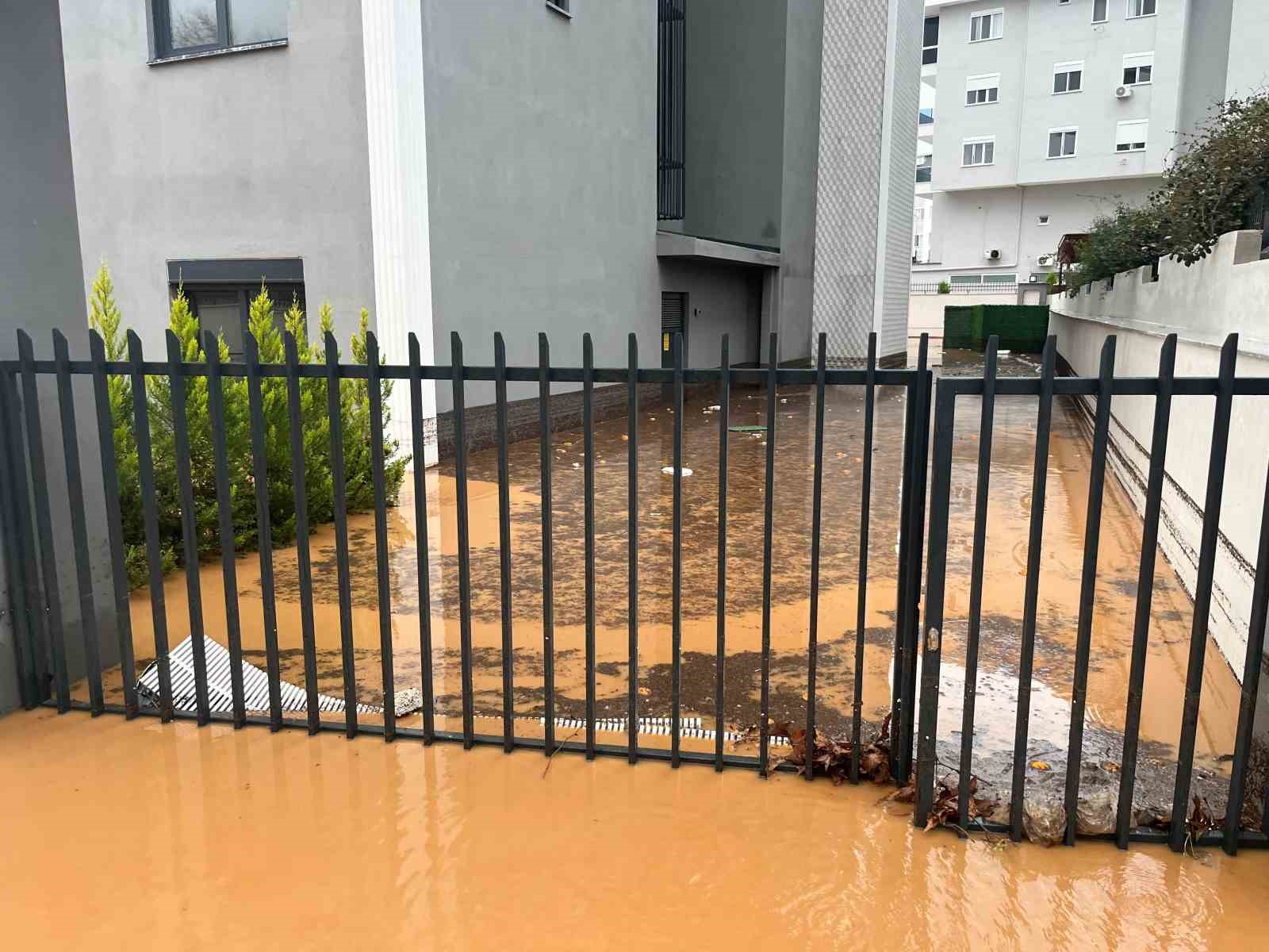 Alanya’da sağanak sebebiyle Oba Çayı taştı, binaların bahçelerini su bastı
