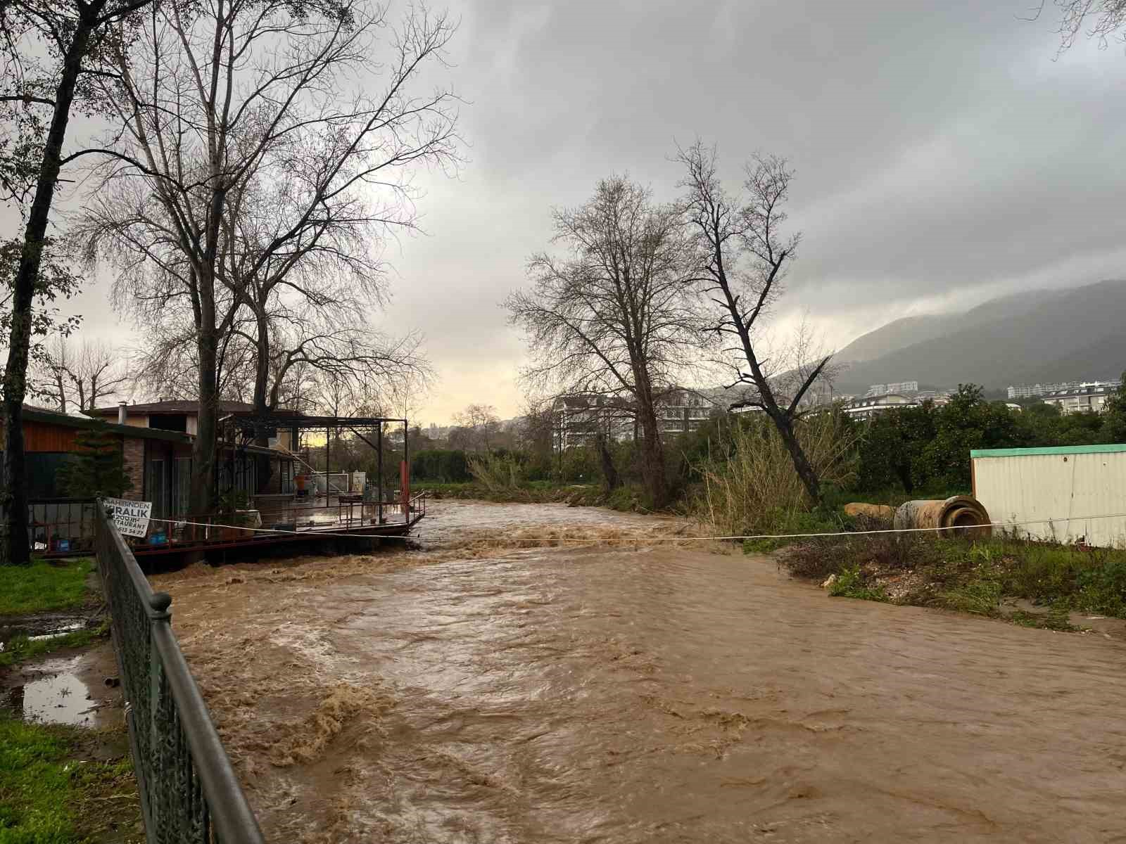 Alanya’da sağanak sebebiyle Oba Çayı taştı, binaların bahçelerini su bastı
