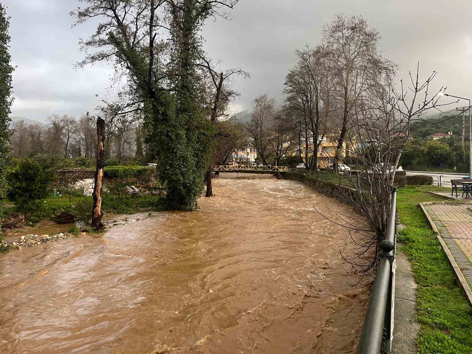 Alanya’da sağanak sebebiyle Oba Çayı taştı, binaların bahçelerini su bastı
