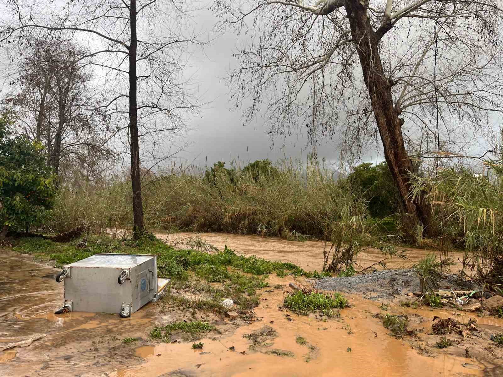 Alanya’da sağanak sebebiyle Oba Çayı taştı, binaların bahçelerini su bastı
