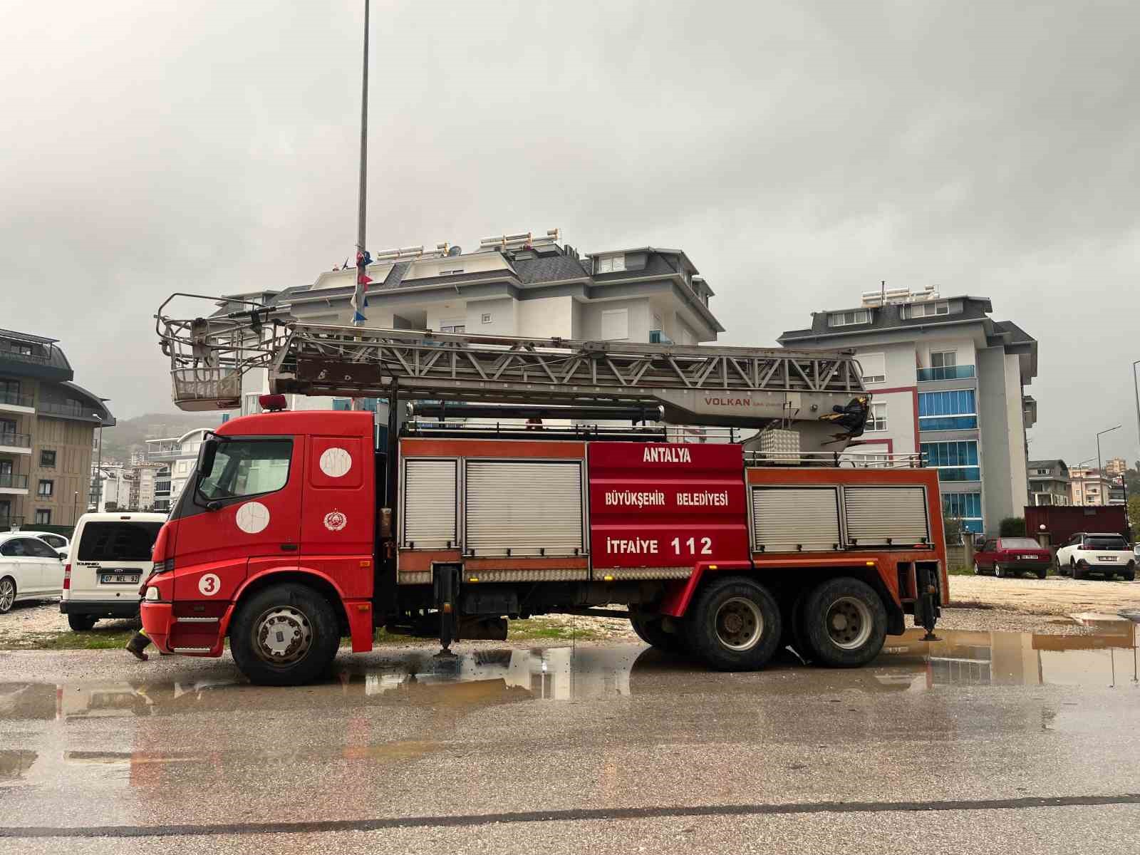 Alanya’da sağanak sebebiyle Oba Çayı taştı, binaların bahçelerini su bastı
