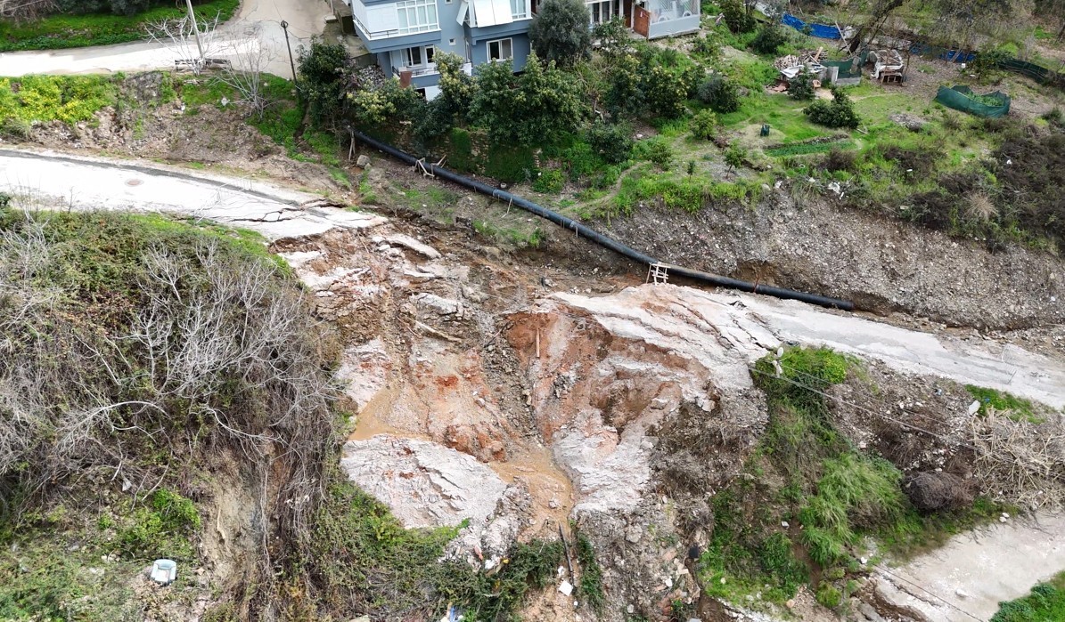 Alanya’da sağanak sonrası korkutan manzara
