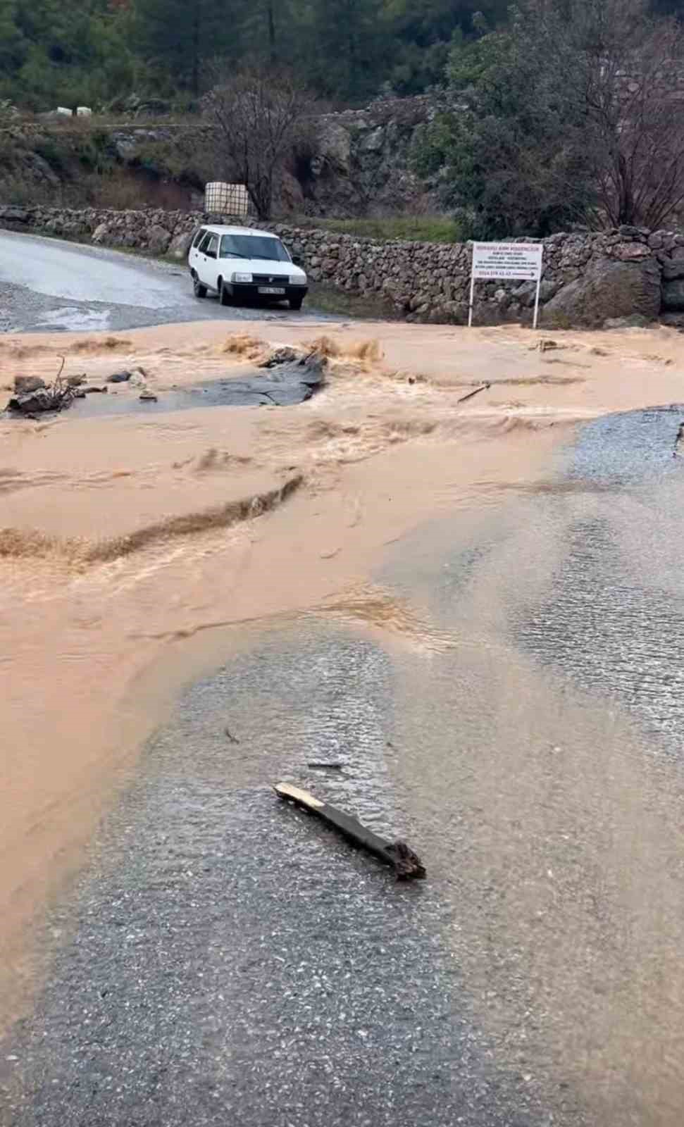 Alanya’da sağanak sonrası su taşkını köprüde zarara neden oldu
