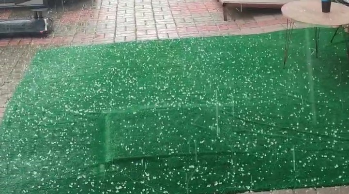 Alanya’da sağanak yağış yerini doluya bıraktı
