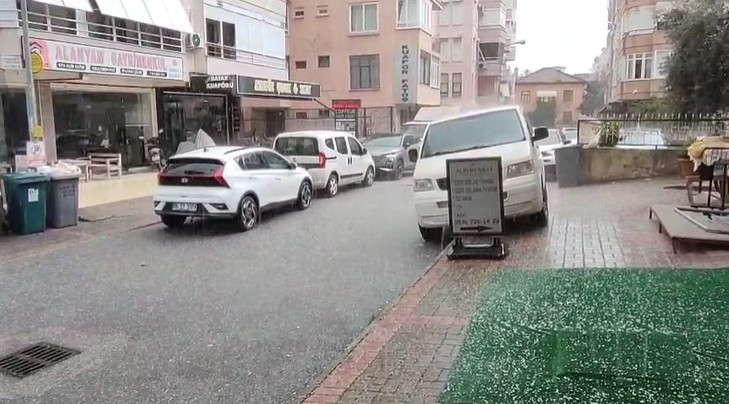 Alanya’da sağanak yağış yerini doluya bıraktı
