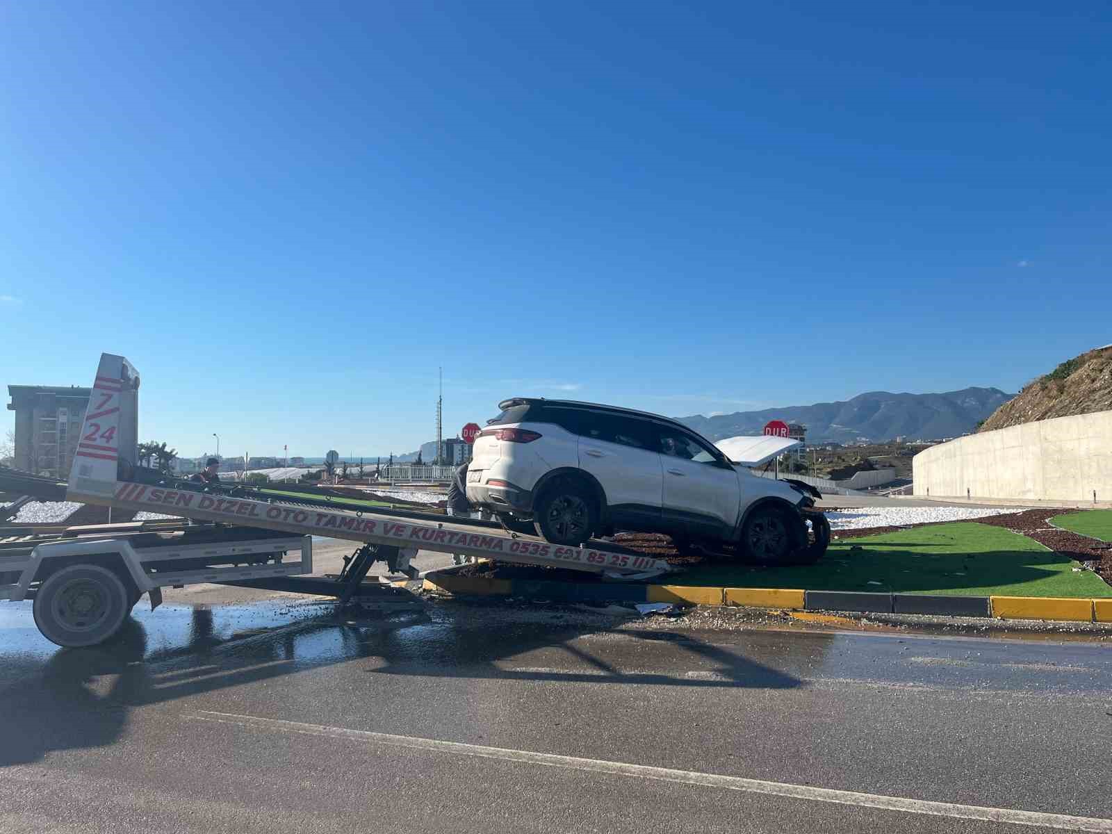 Alanya’da SUV araç ile otomobil çarpıştı: 3 yaralı
