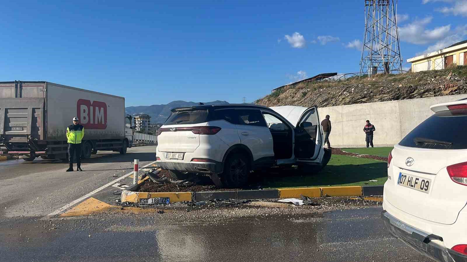 Alanya’da SUV araç ile otomobil çarpıştı: 3 yaralı

