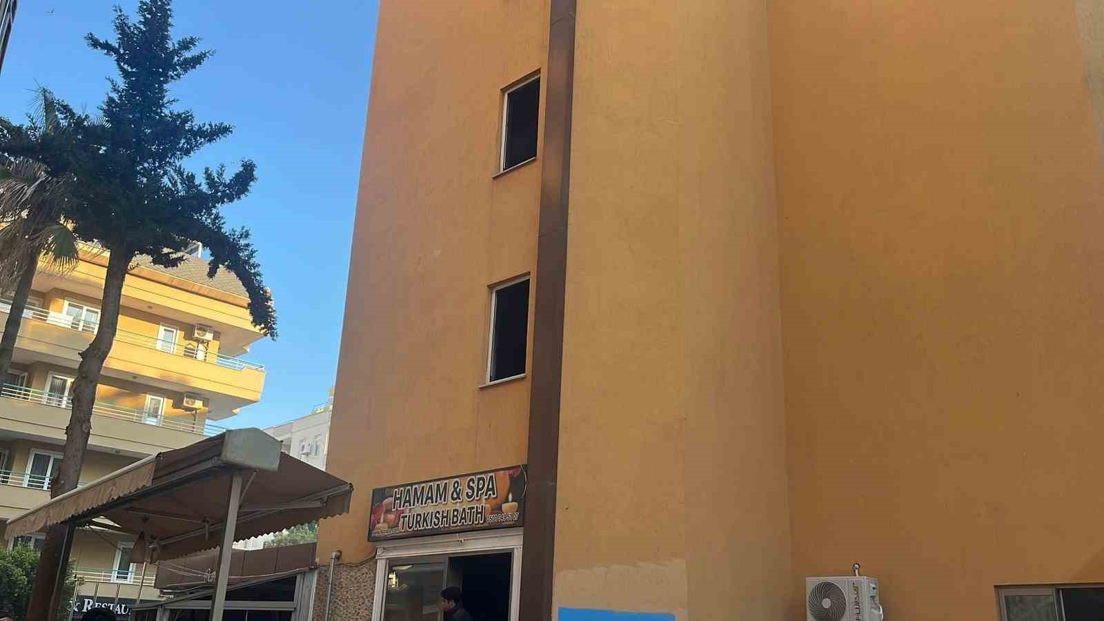 Alanya’da tadilattaki otelde çıkan yangın korkuttu
