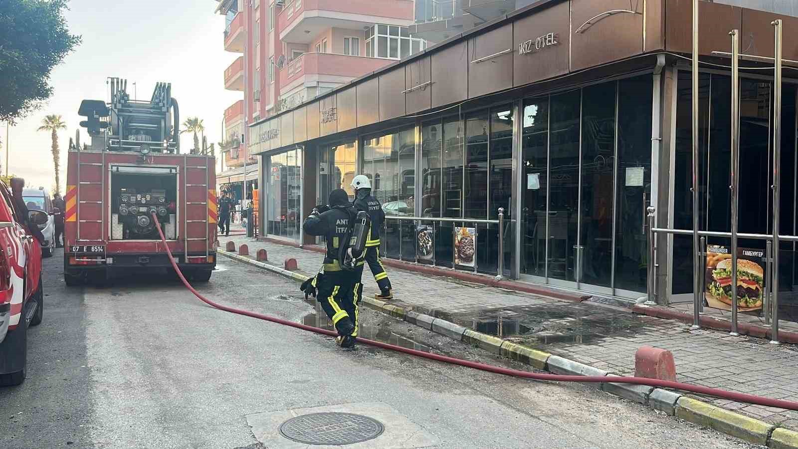 Alanya’da tadilattaki otelde çıkan yangın korkuttu
