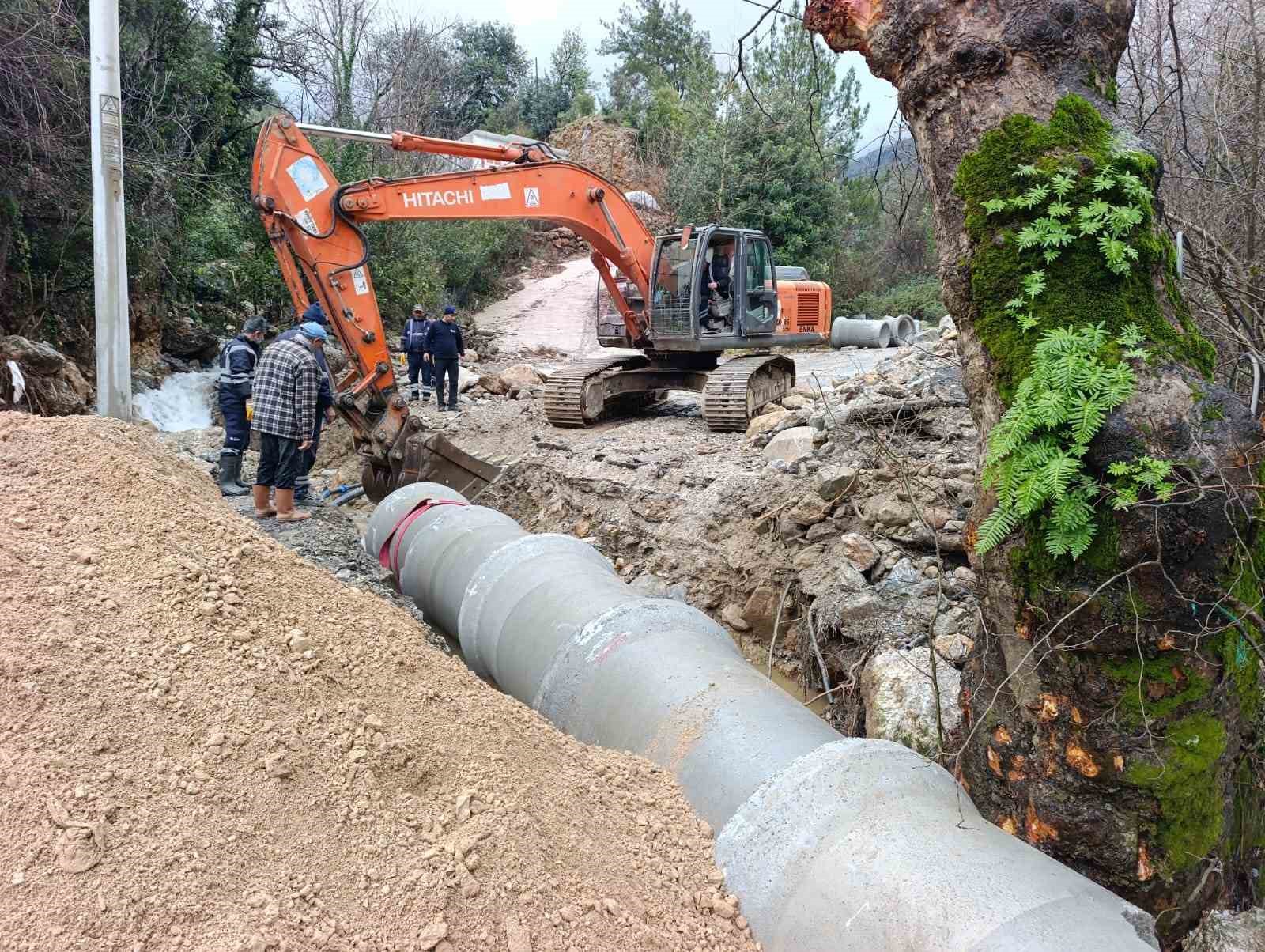 Alanya’da tıkanan menfezler Büyükşehir ekiplerince açıldı
