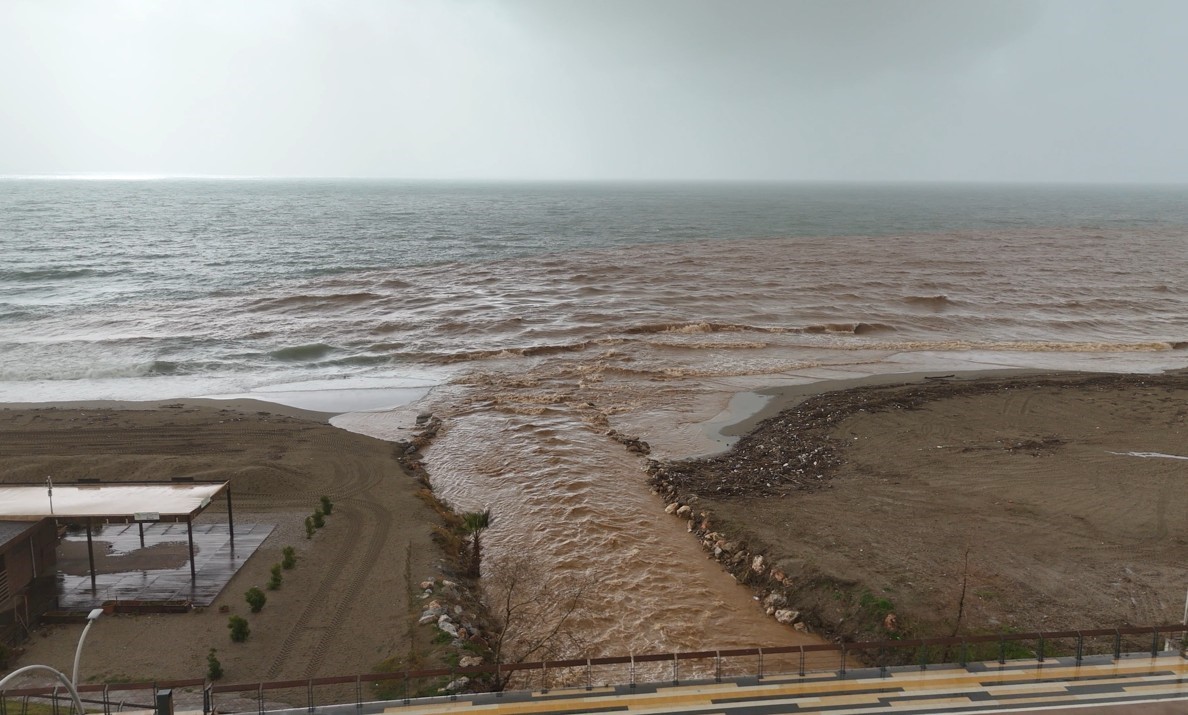 Alanya’da toz taşınımı ve sağanak yağış denizin rengini değiştirdi
