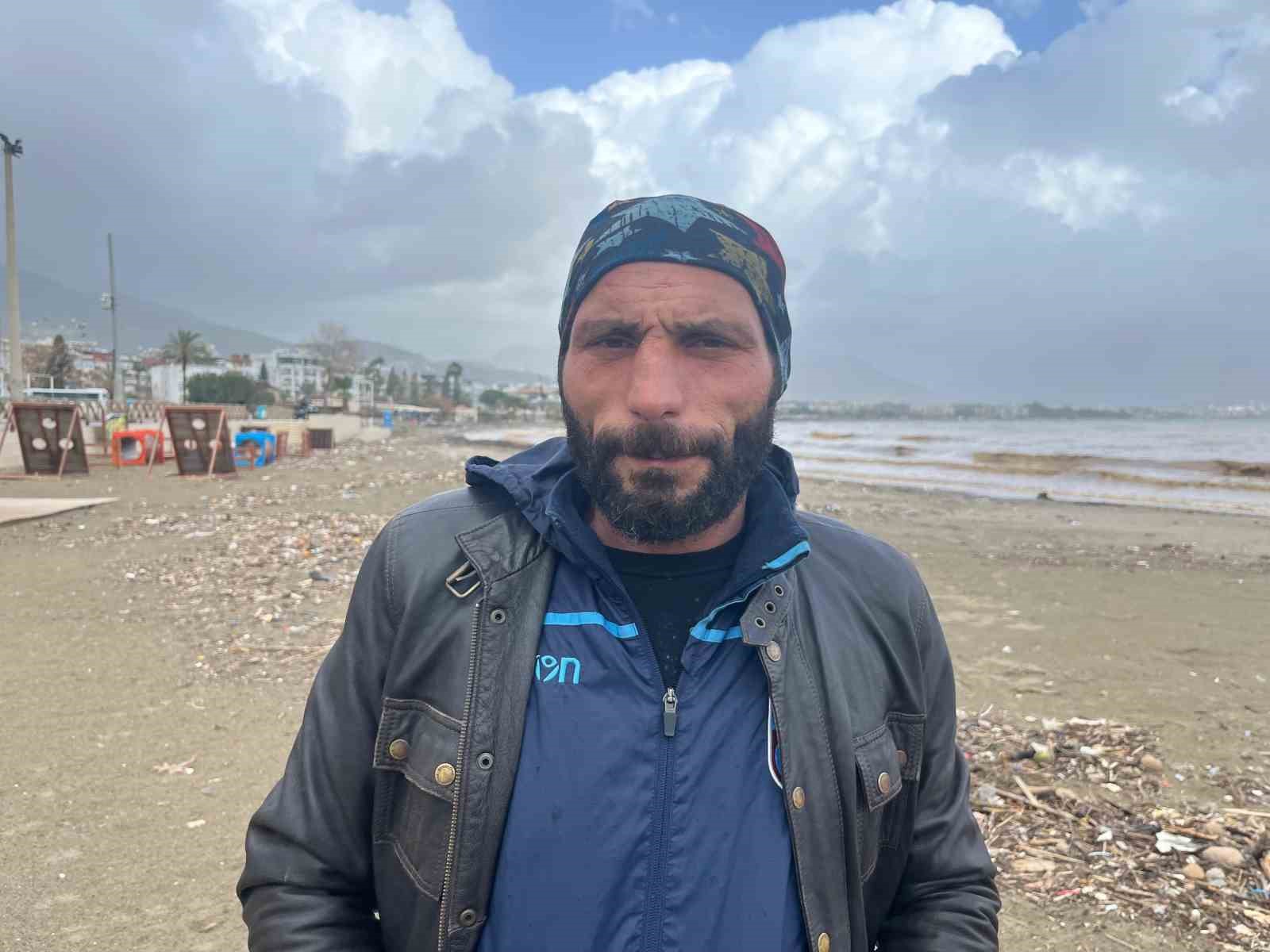 Alanya’da toz taşınımı ve sağanak yağış denizin rengini değiştirdi
