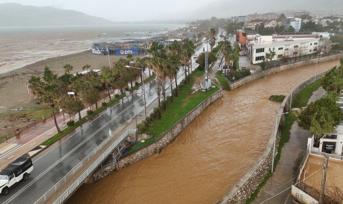 Alanya’da toz taşınımı ve sağanak yağış denizin rengini değiştirdi
