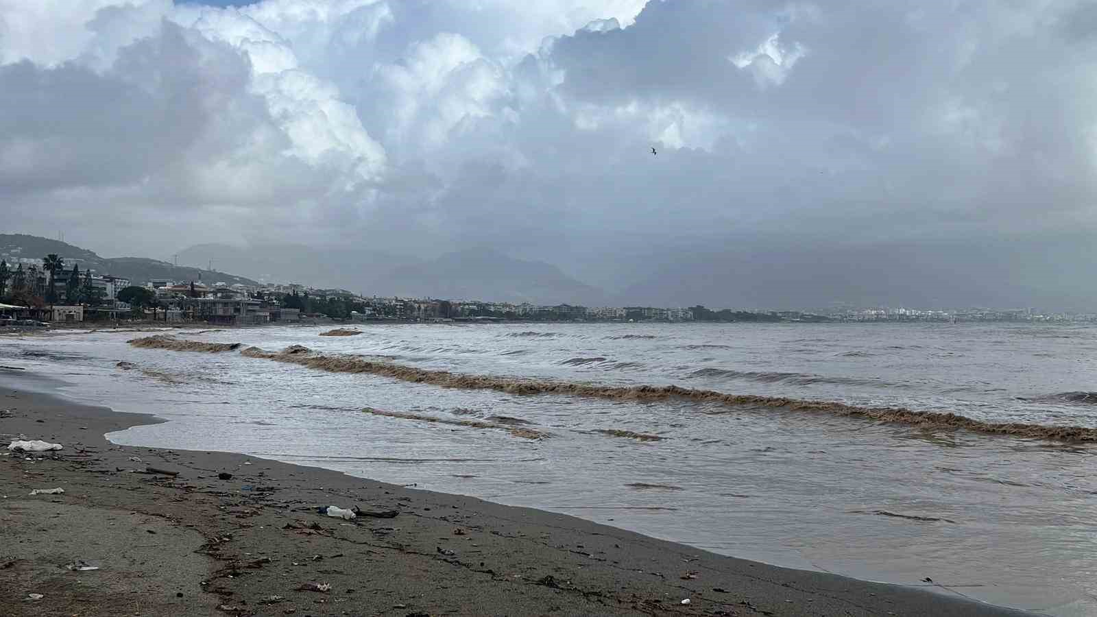 Alanya’da toz taşınımı ve sağanak yağış denizin rengini değiştirdi

