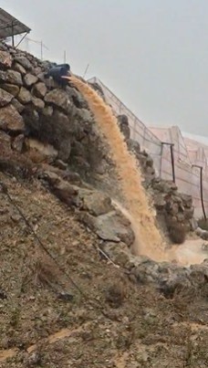 Alanya’da toz taşınımı ve sağanak yağış denizin rengini değiştirdi

