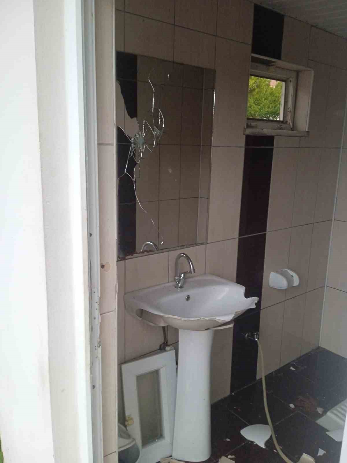 Alanya’da umumi tuvaletin camları ve seramiklerini kırdılar
