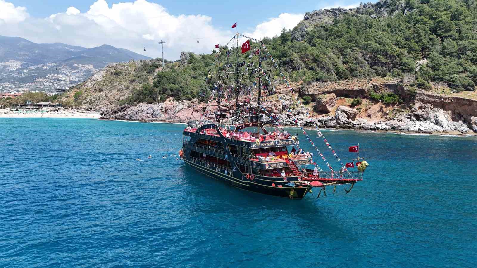 Alanya’da yaz erken geldi, yerli ve yabancı turistler sahile koştu
